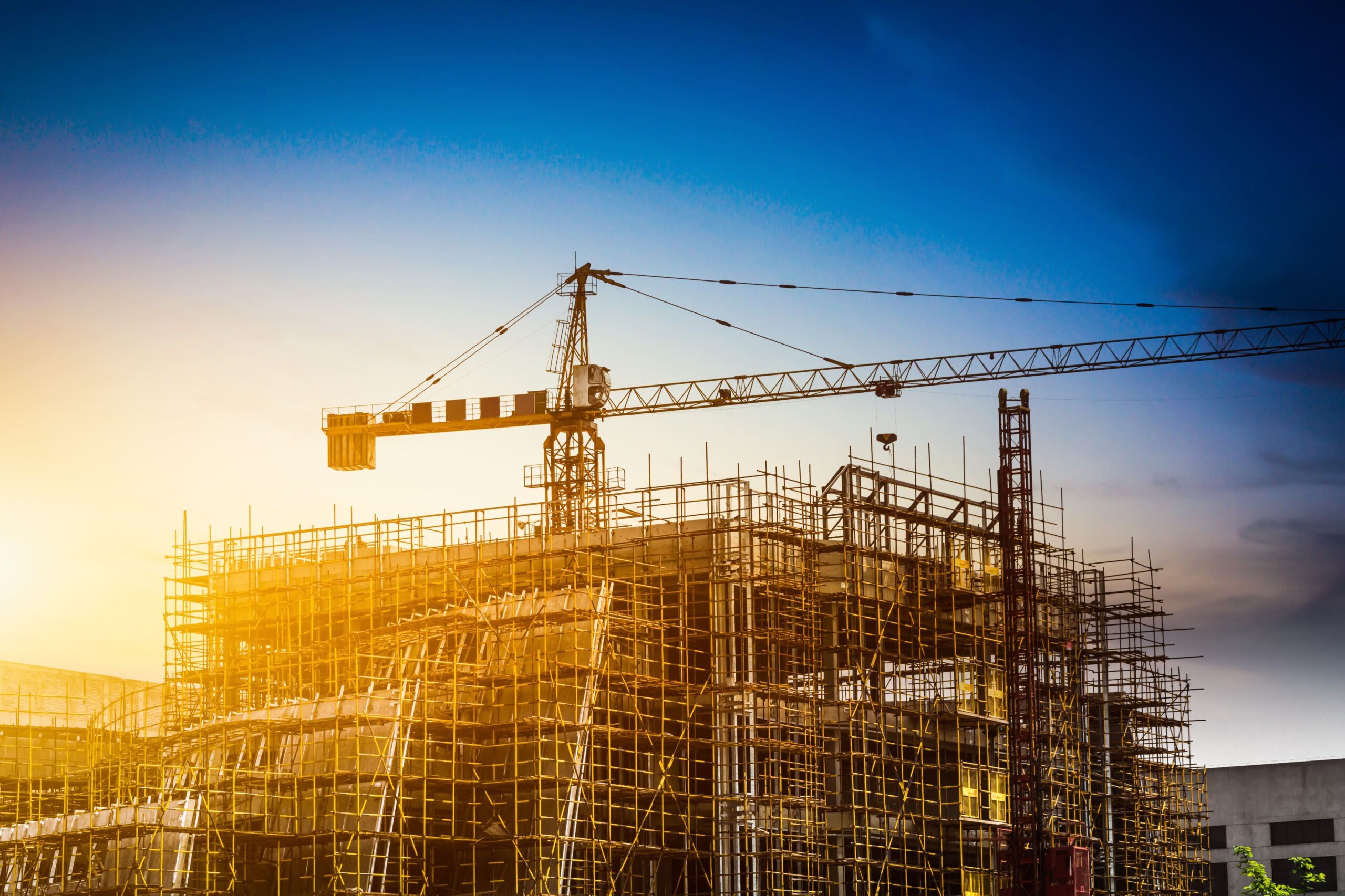 SILUETA DE CONSTRUCCIÓN EN UN ATARDECER