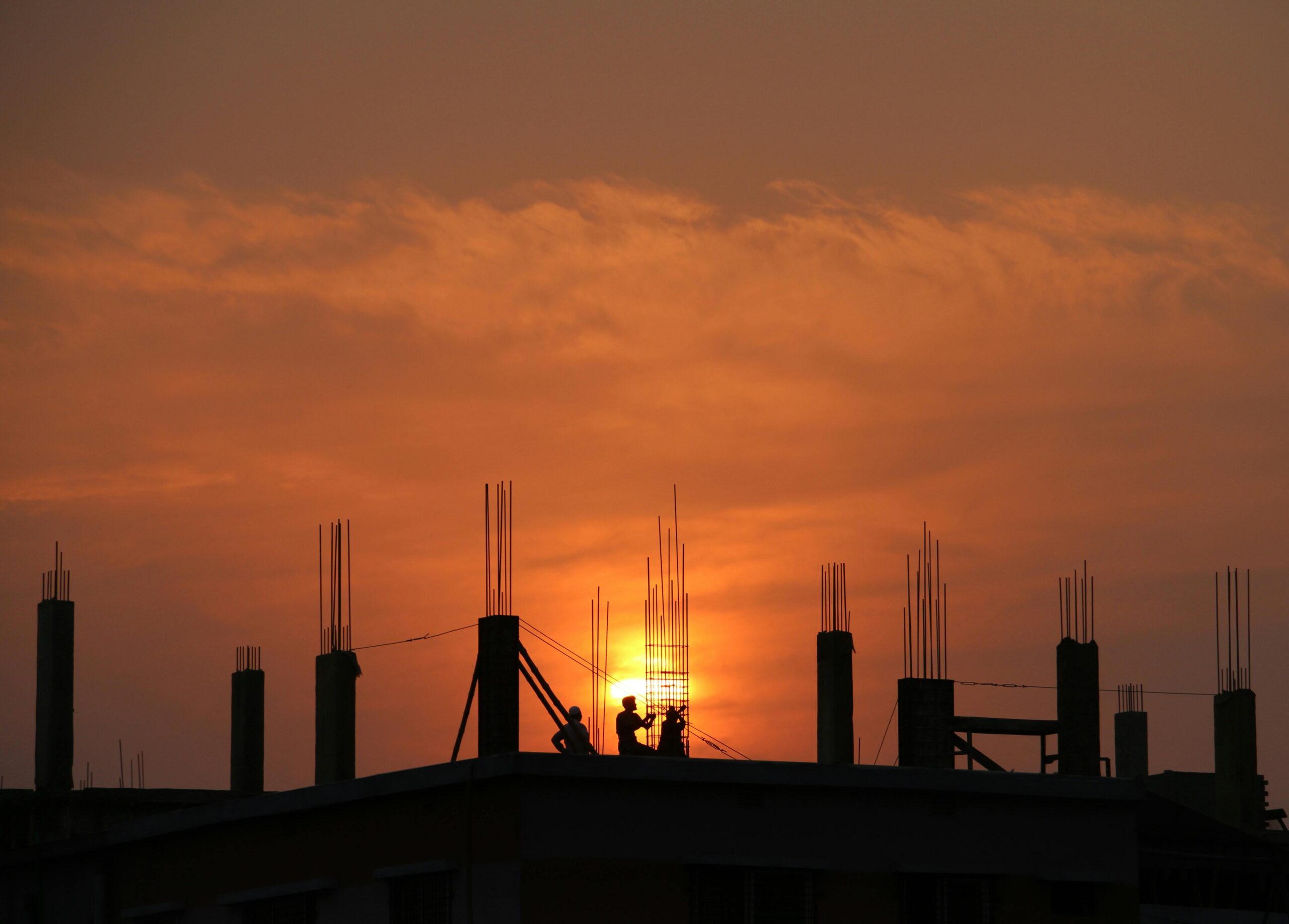 CONSTRUCCIÓN EN UN ATARDECER MUY NARANJA